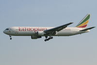 ET-ALP @ EBBR - Arrival of flight ET704 to RWY 25L  (Pan-African decals)