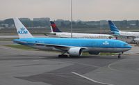 PH-BQE @ EHAM - Boeing 777-200ER - by Mark Pasqualino