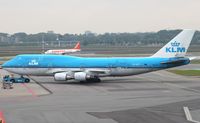 PH-BFT @ EHAM - Boeing 747-400 - by Mark Pasqualino
