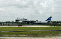 N358JB @ RSW - Landing RWY 6