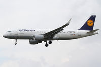 D-AIZR @ EDDF - Lufthansa Airbus A320 - by Thomas Ranner