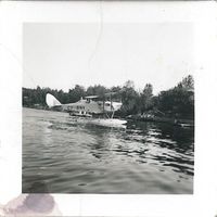 CF-BNV - Un hydravion immatriculé CF-BNV sur un plan d'eau.
Number 549 printed on back of photo.
Format: 55mm x 55 mm - by Famille Lalonde