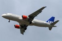 SE-RJE @ EGLL - Airbus A320-232 [1183] (SAS Scandinavian Airlines) Home~G 01/06/2013. On approach 27R. - by Ray Barber