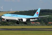 HL7765 @ VIE - Korean Air - by Chris Jilli