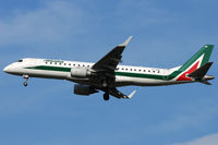 EI-RNB @ VIE - Alitalia - by Chris Jilli
