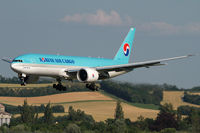 HL8251 @ VIE - Korean Air Cargo