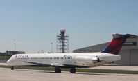 N972DL @ KMKE - MD-88