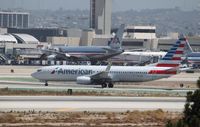 N922NN @ KLAX - Boeing 737-800 - by Mark Pasqualino