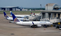 N77525 @ KDFW - Gate E6  DFW - by Ronald Barker