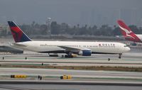 N124DE @ KLAX - Boeing 767-300 - by Mark Pasqualino