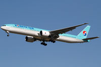 HL8210 @ VIE - Korean Air - by Joker767