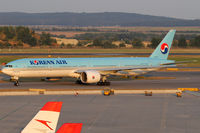 HL8209 @ VIE - Korean Air