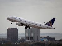 N464UA @ KTPA - This 2000 Airbus 320-232 climbs off runway 19R at Tampa Int'l Airport