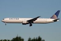 N76054 @ EBBR - Arrival of flight UA040 to RWY 20