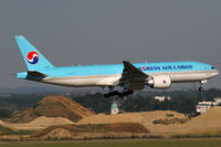 HL8226 @ VIE - Korean Air Cargo
