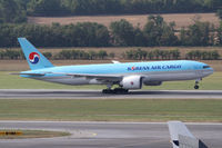 HL8252 @ LOWW - Korean B777 - by Thomas Ranner