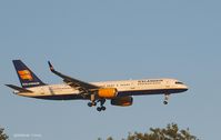 TF-LLX @ KJFK - Seconds before landing on L22, JFK