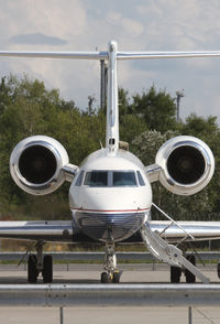 OE-IIS @ LOWW - Avcon Jet GV