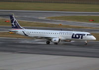 SP-LND @ LOWW - LOT Embraer ERJ-195 - by Andreas Ranner