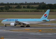 HL7764 @ LOWW - Korean Air Boeing 777