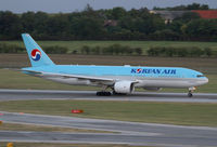 HL7764 @ LOWW - Korean Air Boeing 777