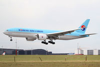HL8226 @ LOWW - Korean B777 - by Thomas Ranner