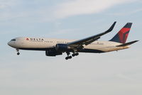N1613B @ EBBR - Arrival of flight DL080 to RWY 25L