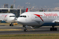OE-LAY @ VIE - Austrian Airlines