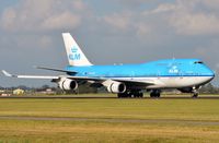 PH-BFW @ EHAM - KLM B744 landing. - by FerryPNL