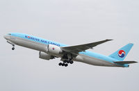 HL8252 @ LOWW - Korean B777 - by Thomas Ranner