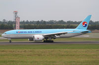HL8226 @ LOWW - Korean B777 - by Thomas Ranner