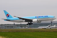 HL7764 @ VIE - Korean Air - by Chris Jilli