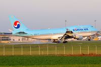 HL7402 @ VIE - Korean Air - by Chris Jilli