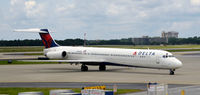 N909DE @ KATL - Taxi Atlanta - by Ronald Barker