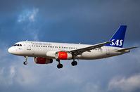 OY-KAW @ EKCH - Copenhagen Kastrup app to R-22L
30.10.13 - by leo larsen