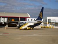 EI-DYX @ LPFR - Ryanair's paint job almost looks good from this angle - by Guitarist