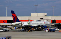 N553NW @ KATL - Atlanta - by Ronald Barker