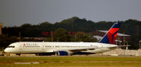 N684DA @ KATL - Taxi Atlanta - by Ronald Barker