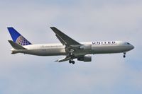 N656UA @ EGLL - Finals to 27L - by John Coates