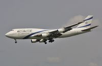 4X-ELA @ EGLL - Finals to 27L - by John Coates