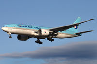 HL8226 @ EDDF - short final rwy 25l