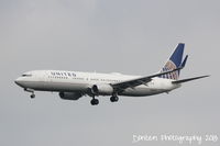 N75426 @ KSRQ - United Flight 1190 (N75426) on approach to Runway 32 at Sarasota-Bradenton International Airport following a flight from Chicago-O'Hare International Airport - by Donten Photography