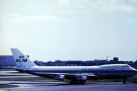 PH-BUA @ EHAM - PH-BUA in AMS. White top - by Erik Oxtorp