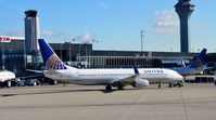 N36472 @ KORD - Taxi ORD - by Ronald Barker