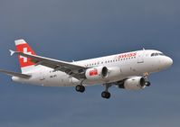 HB-IPT @ EGLL - Finals to 27R - by John Coates