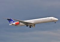 LN-RMO @ EGLL - Evening finals to 27R - by John Coates