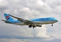 HL7492 @ EGLL - Evening finals to 27R - by John Coates