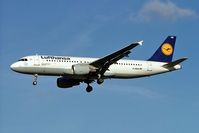 D-AIQS @ EGLL - Airbus A320-211 [0401] (Lufthansa) Heathrow~G 11/11/2004 - by Ray Barber