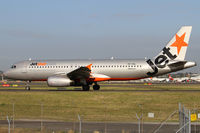 VH-VQL @ YSSY - taxiing to 34R - by Bill Mallinson