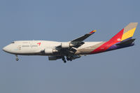 HL7415 @ LOWW - Asiana B747 - by Thomas Ranner